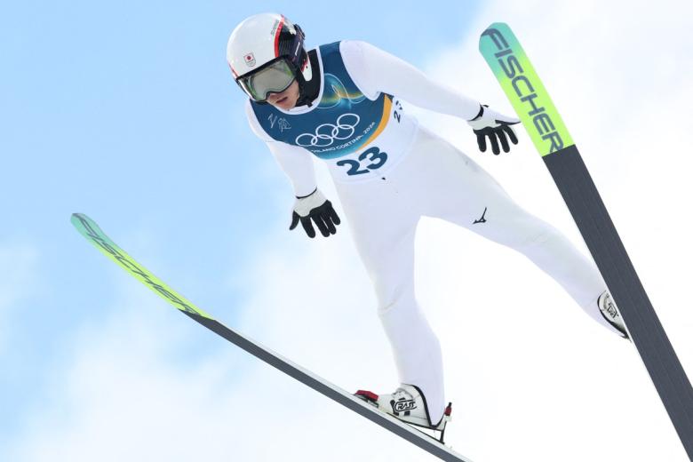 El japonés Ryota Yamamoto lidera la prueba de combinada nórdica de los Juegos de Milán-Cortina d'Ampezzo (Italia) después de completarse su primera parte, en el trampolín largo de Predazzo, y a falta de completarse en la tarde de este martes, con los 10 kilómetros de esquí de fondo que tendrán lugar en Tesero. Yamamoto saltó 136 metros y medio, valorados en 150 puntos, dos más que los que sumó el austriaco Johannes Lamparter, plata en la prueba del pasado martes y que ocupa la segunda plaza provisional de una prueba que se completará en Tesero a partir de las dos menos cuarto de la tarde (las 12:45 horas GMT).