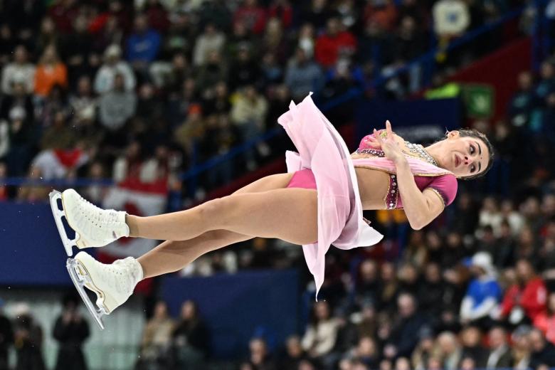 La armenia Karina Akopova compite en la final de patinaje artístico libre por parejas durante los Juegos Olímpicos de Invierno Milán-Cortina 2026