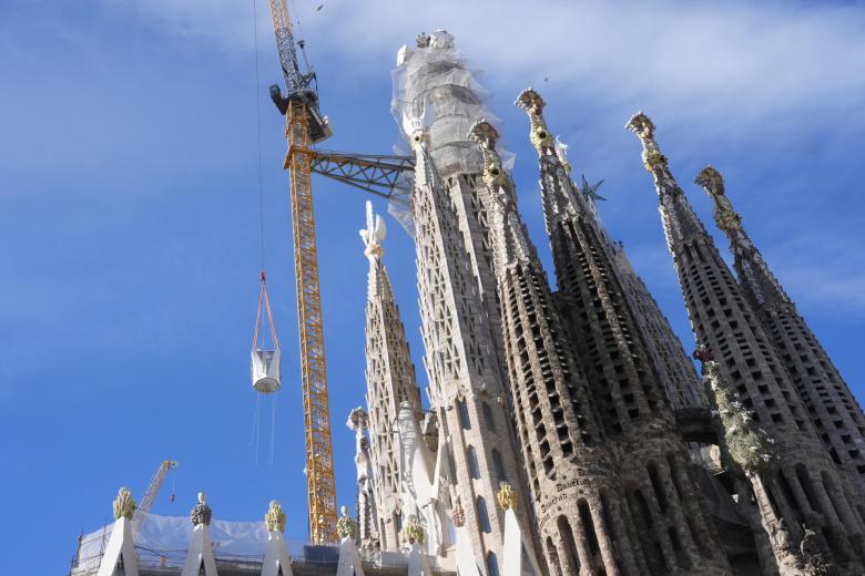 Un momento del proceso de colocación de la pieza que coronará la torre de Jesucristo