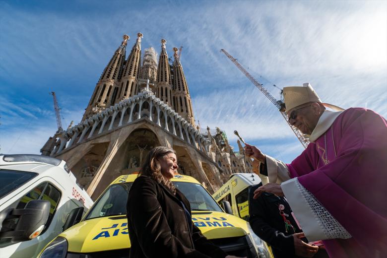 Colocación del brazo superior de la cruz de la torre de Jesucristo, a 20 de febrero de 2026, en Barcelona, Catalunya (España). Este viernes se instala el brazo superior de la cruz de la torre de Jesucristo, la última pieza que completará esta torre central de la Sagrada Familia, un hito que el templo retransmitirá en directo a través de sus redes sociales para compartirlo con la ciudadanía de Barcelona y el público internacional. La cruz alcanzará una altura total de 17 metros y una anchura de 13,5 metros y su inauguración está prevista para el 10 de junio.

Lorena Sopêna / Europa Press
20 FEBRERO 2026;SAGRADA FAMILIA
20/2/2026