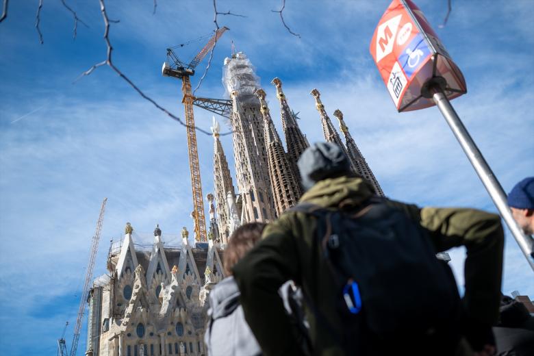 Colocación del brazo superior de la cruz de la torre de Jesucristo, a 20 de febrero de 2026, en Barcelona, Catalunya (España). Este viernes se instala el brazo superior de la cruz de la torre de Jesucristo, la última pieza que completará esta torre central de la Sagrada Familia, un hito que el templo retransmitirá en directo a través de sus redes sociales para compartirlo con la ciudadanía de Barcelona y el público internacional. La cruz alcanzará una altura total de 17 metros y una anchura de 13,5 metros y su inauguración está prevista para el 10 de junio.

Lorena Sopêna / Europa Press
20 FEBRERO 2026;SAGRADA FAMILIA
20/2/2026
