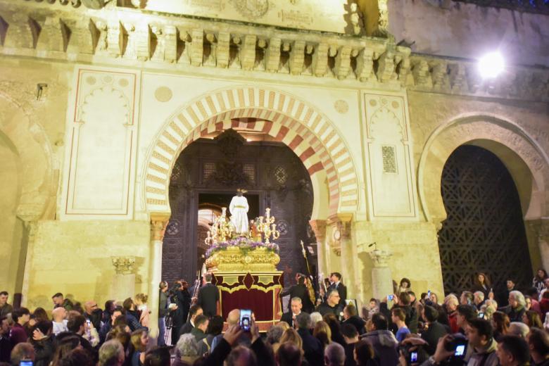 El Vía Crucis de la Agrupación de Cofradías, en imágenes