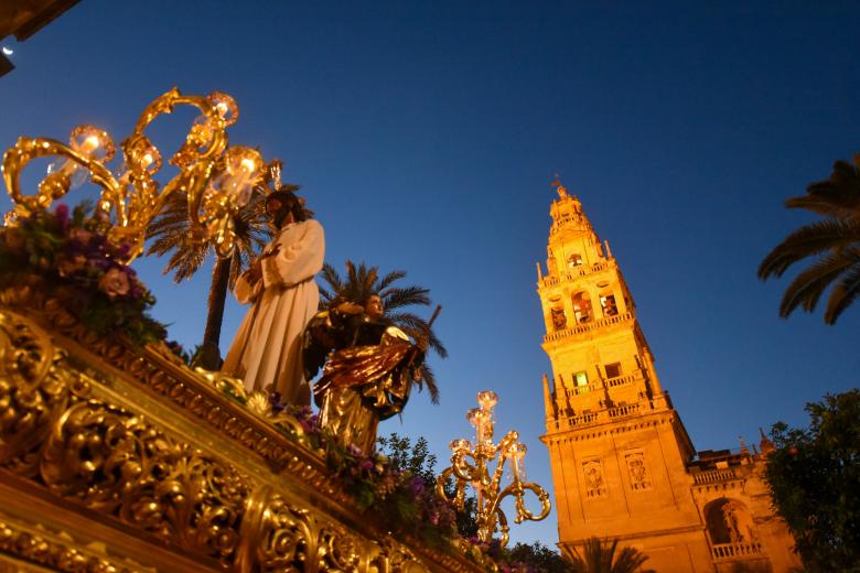 El Vía Crucis de la Agrupación de Cofradías, en imágenes