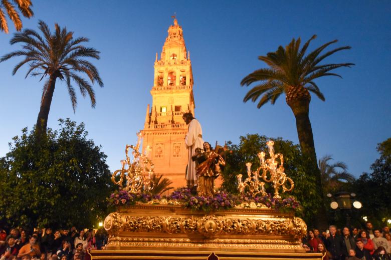 El Vía Crucis de la Agrupación de Cofradías, en imágenes