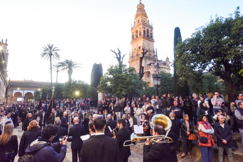 El Vía Crucis de la Agrupación de Cofradías, en imágenes