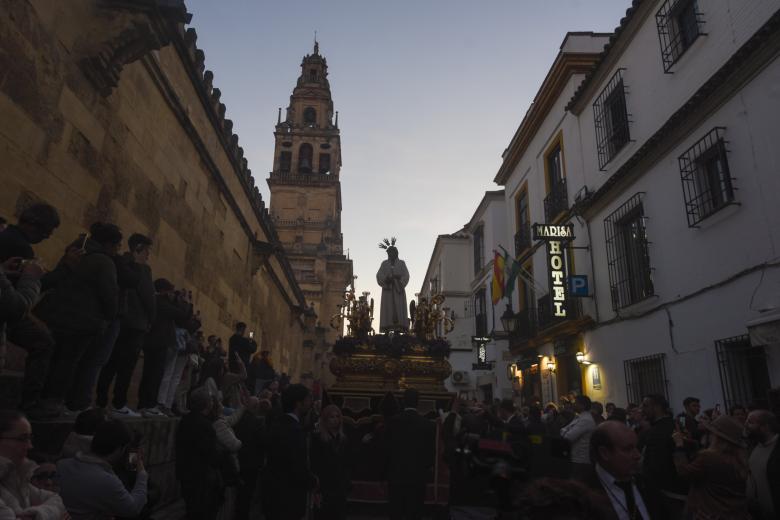 El Vía Crucis de la Agrupación de Cofradías, en imágenes