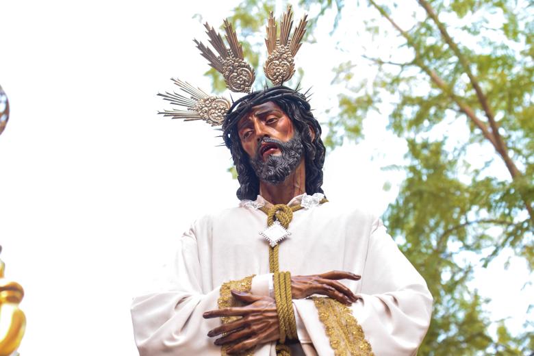 El Vía Crucis de la Agrupación de Cofradías, en imágenes