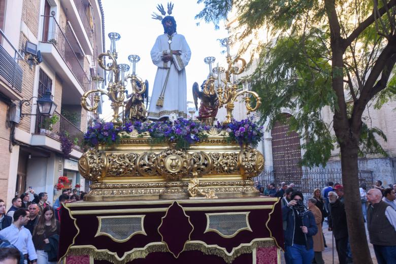 El Vía Crucis de la Agrupación de Cofradías, en imágenes