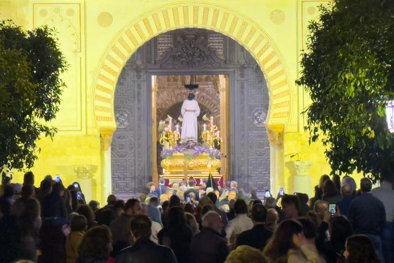 El Vía Crucis de la Agrupación de Cofradías, en imágenes