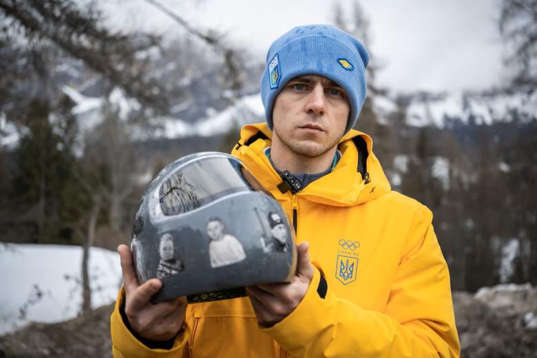 El casco de un piloto de skeleton ucraniano, el abanderado Vladislav Heraskevich, provocó una de las polémicas de estos Juegos al contar con imágenes serigrafiadas de deportistas de su país fallecidos en la guerra con Rusia, algo que el COI no autorizó al considerar que violaba sus normas de la neutralidad política. Heraskevich persistió en querer llevar el casco y fue descalificado, tras una reunión de último momento en Cortina d'Ampezzo, de la que la presidenta del COI, Kirsty Coventry, salió llorando porque no había podido convencer al deportista.