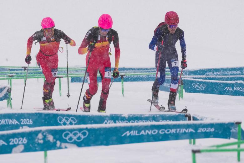 Oriol Cardona durante la competición de esquí de montaña y, al fondo, OT Ferrer, que quedó quinto