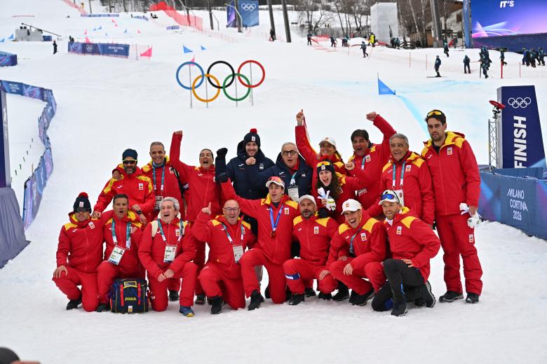 El equipo español de esquí de montaña celebra el bronce de Oriol Cardona y Ana Alonso en el relevo mixto