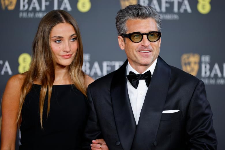 LONDON (United Kingdom), 22/02/2026.- Australian actor Rose Byrne (L) and US actor Bobby Cannavale pose on the red carpet at the EE BAFTA Film Awards 2026 at the Royal Festival Hall in London, Britain, 22 February 2026. The ceremony is hosted by the British Academy of Film and Television Arts (BAFTA). (Cine, Cine, Reino Unido, Londres) EFE/EPA/TOLGA AKMEN