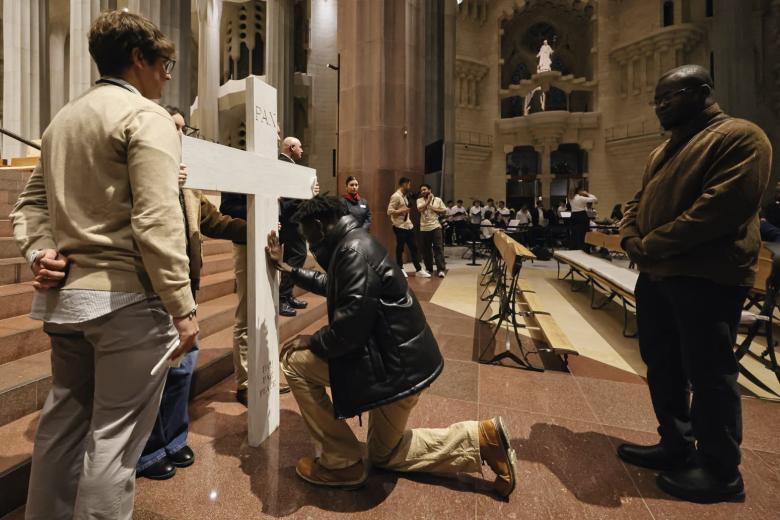 Vigilia Sent la Creu en la Sagrada Familia de Barcelona