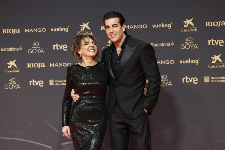 Mario Casas, acompañado de su madre