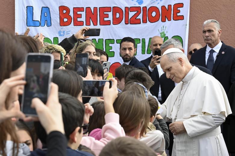 ROME (Italy), 08/03/2026.- A handout picture provided by the Vatican Media shows Pope Leo XIV (2-R) greets the faithful upon his arrival during his pastoral visit at the parish of 'St. Mary of the Presentation', in the Roman suburbs of Torrevecchia in Rome, Italy, 08 March 2026. (Papa, Italia, Roma) EFE/EPA/VATICAN MEDIA HANDOUT HANDOUT EDITORIAL USE ONLY/NO SALES