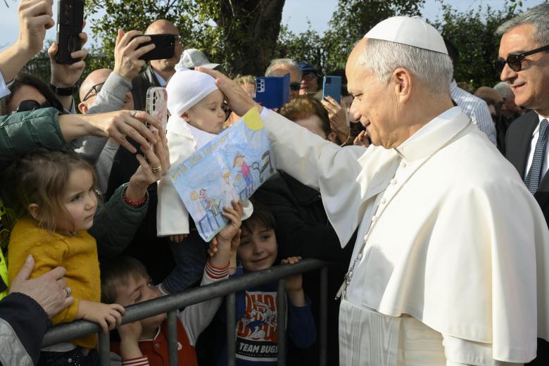 ROME (Italy), 08/03/2026.- A handout picture provided by the Vatican Media shows Pope Leo XIV (2-R) greets the faithful upon his arrival during his pastoral visit at the parish of 'St. Mary of the Presentation', in the Roman suburbs of Torrevecchia in Rome, Italy, 08 March 2026. (Papa, Italia, Roma) EFE/EPA/VATICAN MEDIA HANDOUT HANDOUT EDITORIAL USE ONLY/NO SALES