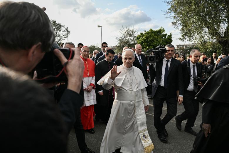 ROME (Italy), 08/03/2026.- A handout picture provided by the Vatican Media shows Pope Leo XIV (L) greets the faithful upon his arrival during his pastoral visit at the parish of 'St. Mary of the Presentation', in the Roman suburbs of Torrevecchia in Rome, Italy, 08 March 2026. (Papa, Italia, Roma) EFE/EPA/VATICAN MEDIA HANDOUT HANDOUT EDITORIAL USE ONLY/NO SALES
