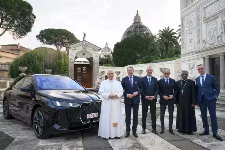 El Papa con el nuevo coche