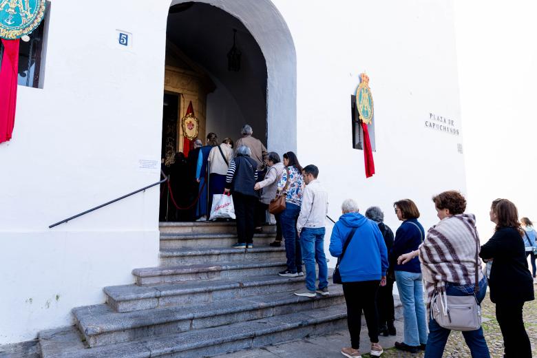 Misa y ambiente Viernes de Dolores en la plaza de Capuchinos de Córdoba 2026