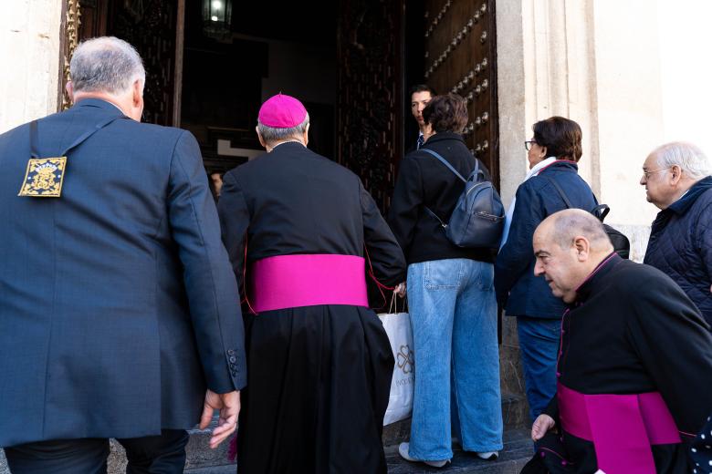 Misa y ambiente Viernes de Dolores en la plaza de Capuchinos de Córdoba 2026