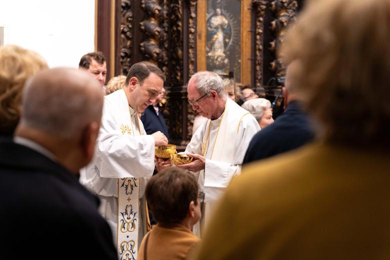 Misa y ambiente Viernes de Dolores en la plaza de Capuchinos de Córdoba 2026
