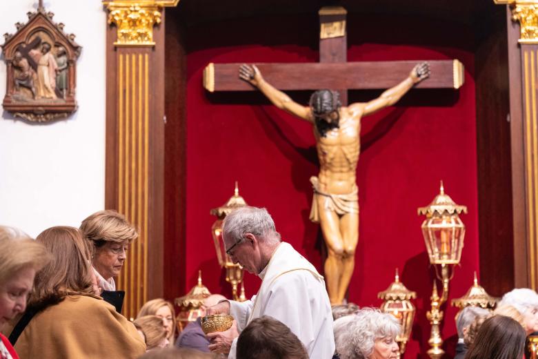 Misa y ambiente Viernes de Dolores en la plaza de Capuchinos de Córdoba 2026