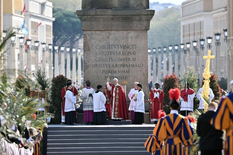 El Papa León XIV, durante la celebración del Domingo de Ramos en la Plaza de San Pedro