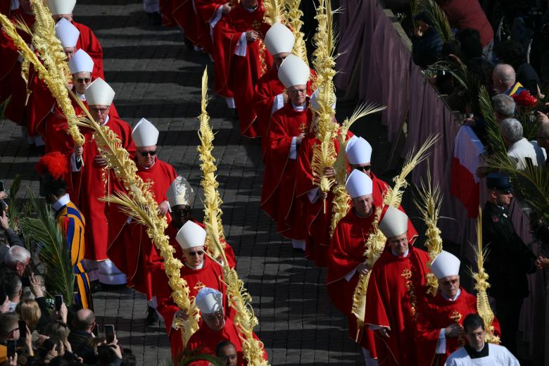 Varios obispos durante la celebración del Domingo de Ramos en el Vaticano