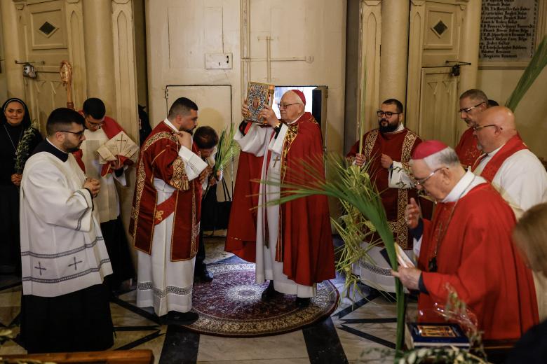 El obispo Ilario Antoniazzi preside la procesión en el monasterio franciscano de San Salvador, en la ciudad vieja de Jerusalén