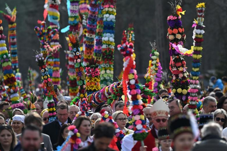 Fieles católicos portan ramas de palma tradicionales hechas a mano, algunas de hasta 10 metros de largo, durante una procesión religiosa en Lyse (Polonia)