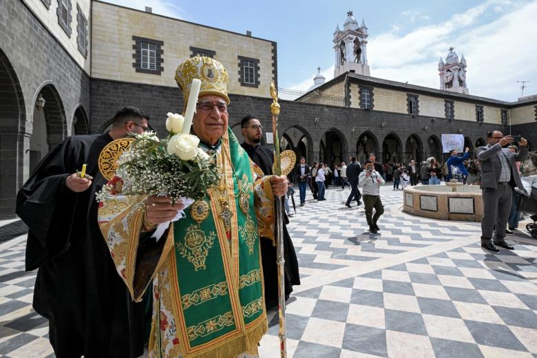 El patriarca José Absi, patriarca de Antioquía y de todo Oriente para los católicos griegos melquitas, participa en la procesión durante la misa del Domingo de Ramos en la Catedral de Nuestra Señora de la Dormición, sede del Patriarcado Católico Griego Melquita