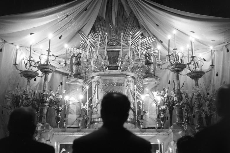 MADRID, ESPAÑA - 14 ABRIL 1960: El monumento ecuarístico tradicional de Jueves Santo en la Basílica de San Miguel.