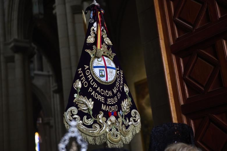 (Foto de ARCHIVO)
Multitud de personas tocan tambores en la Plaza de España de Calanda, a 15 de abril de 2022, en Calanda, Teruel, Aragón (España). El mediodía del Viernes Santo se produce en Calanda la ‘rompida de la hora’ de los tambores, tras el sonido del reloj de la torre del Pilar. Consiste en una sonora tamborrada que se celebra a la vez en Calanda y en otros pueblos integrados en la Ruta del Tambor y el Bombo. Su origen se encuentra en una leyenda que cuenta que en el año 1127, los cristianos de Calanda celebraban sus actos de Semana Santa y no eran conscientes de que llegaba una razzia o incursión árabe. Un pastor divisó desde los montes de Calanda, que se acercaba la incursión y comenzó a tocar una especie de pandero para llamar así la atención de los cristianos, pudiendo así esconderse y ponerse a salvo de la invasión. Sin embargo, su origen tal y como la conocemos hoy está a finales del S. XVIII.

Javier Escriche / Europa Press
15 ABRIL 2022;TAMBORRADA;CALANDA
15/4/2022