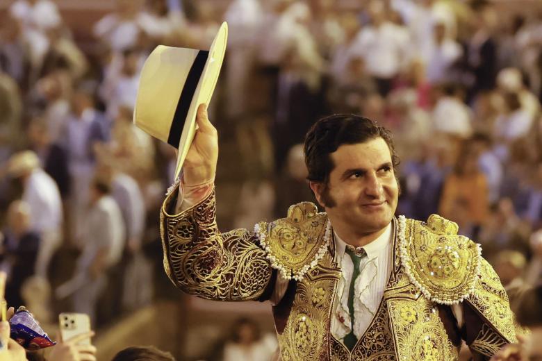 Morante de la Puebla, finalmente, ha salido a hombros por la puerta de cuadrillas. La Puerta del Príncipe está reservada para cuando se obtienen los trofeos correspondientes.