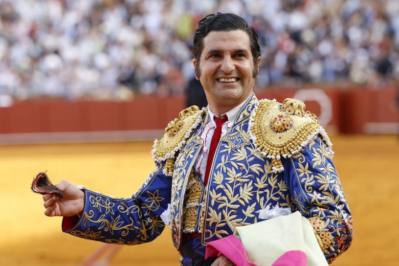 Morante, sonriente, da la vuelta al ruedo con la oreja que cortó al primer toro de su lote (y primero de la tarde)