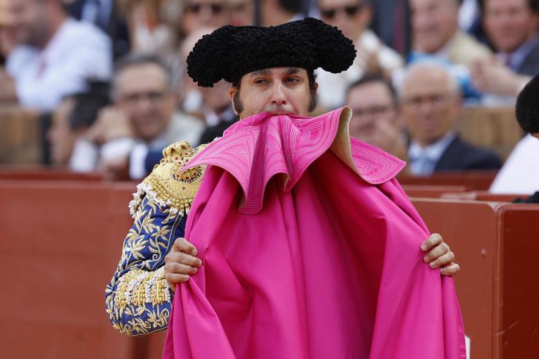 Morante de la Puebla, al comienzo de la corrida, preparándose para recibir al toro