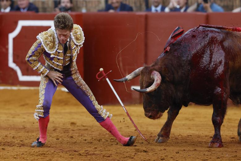 Borja Jiménez también tuvo dificultades con el toro que hirió a Morante. Durante la lidia, el diestro sevillano dejó su montera junto a la enfermería en un gesto de compañerismo
