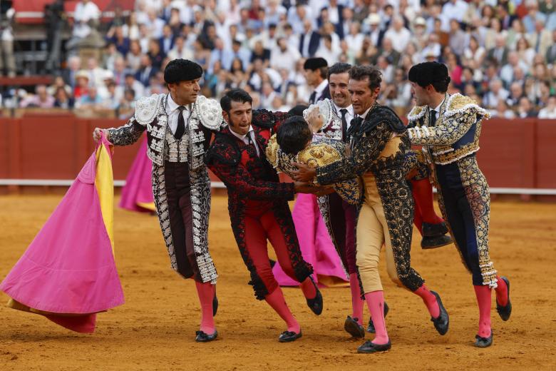 Morante de la Puebla fue intervenido en la misma plaza durante cerca de dos horas
