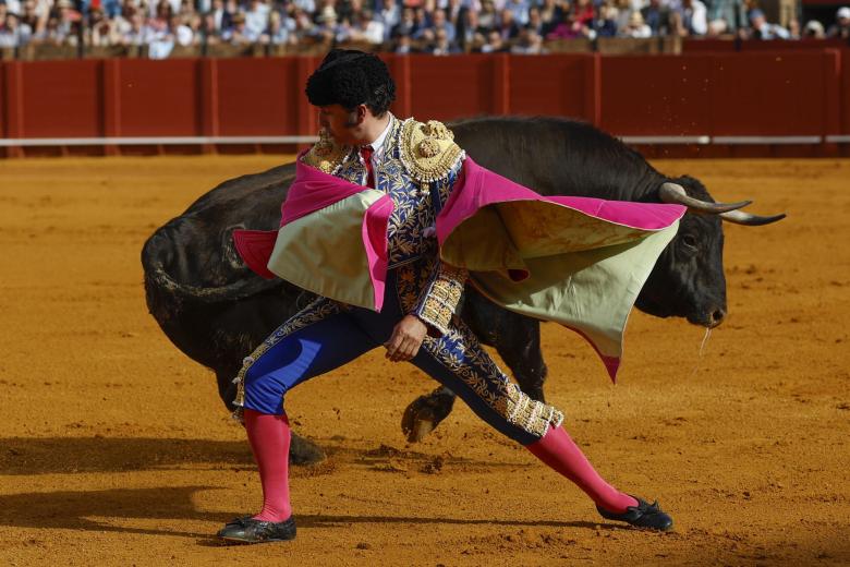 Morante, con la capa ante el primer toro de la tarde