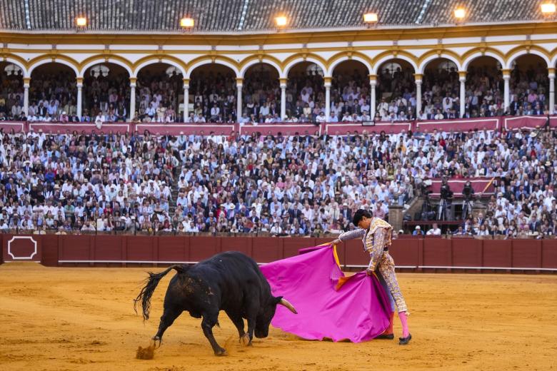 La cogida ha ocurrido en la 13ª corrida de abono de la Feria de Sevilla, donde La Maestranza ha colgado de nuevo el cartel de «No hay billetes»