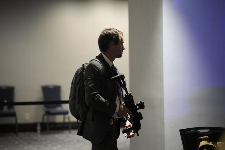 La policía rodeó el hotel Hilton de Washington, donde se estaba siendo la cena, y helicópteros sobrevolaron la zona. Equipos tácticos desenfundaron armas y tomaron posiciones en el escenario donde Trump había estado sentado durante la cena antes de que lo evacuaran.