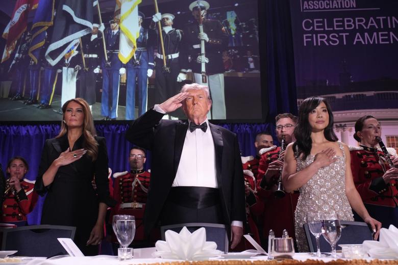 Se escucharon al menos tres detonaciones, según testigos presenciales. El Servicio Secreto que intervino para evacuar al presidente y al resto de altos cargos en la cena y para asegurar la sala, emitió un comunicado en el que se indicó que todos los evacuados están bien.