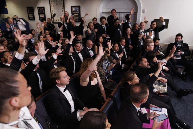 Imagen de la sala de prensa durante la comparecencia de Donald Trump tras el atentado.