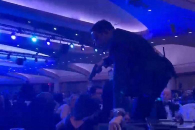 Imagen de un agente armado saltando entre las mesas durante los primeros instantes tras el atentado.