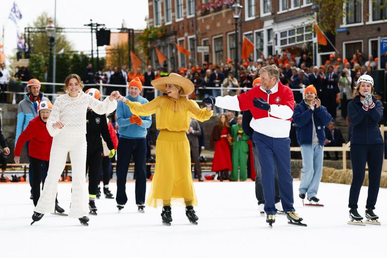 Los Reyes de Países Bajos, patinando
