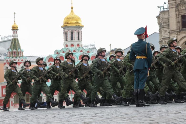 MOSCOW (Russian Federation), 09/05/2026.- Russian servicemen march during the Victory Day military parade on the Red square in Moscow, Russia, 09 May 2026. Russia marks the 81st anniversary of the victory in World War II over Nazi Germany and its allies. (Alemania, Rusia, Moscú) EFE/EPA/MAXIM SHIPENKOV