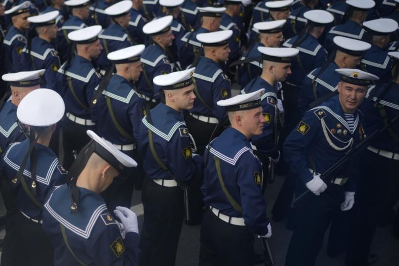 MOSCOW (Russian Federation), 09/05/2026.- Russian servicemen stand in a formation before the Victory Day military parade in Moscow, Russia, 09 May 2026. Russia marks the 81st anniversary of the victory in World War II over Nazi Germany and its allies. (Alemania, Rusia, Moscú) EFE/EPA/PAVEL BEDNYAKOV / POOL