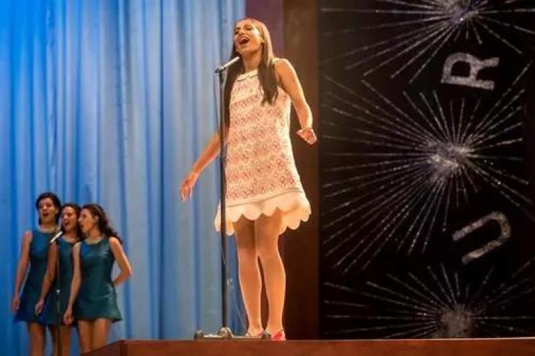 Esta serie nos transporta a la España del año 1968, donde un joven ejecutivo de televisión llamado Esteban Guerra recibe una misión que parece más que imposible: tiene que ganar el festival de Eurovisión. A pesar de su clara ineptitud musical, el joven acepta el reto con un único objetivo personal: ascender profesionalmente. Esta misión se convierte enseguida en una carrera contrarreloj llena de obstáculos. Es una mezcla de ficción y realidad creada por Fran Araújo y Pepe Coira (“Rapa”), y está bajo la dirección de Alejandro Marín (“Te estoy amando locamente”). La trama logra capturar la esencia de una época mientras seguimos la ambición de su protagonista en un entorno donde la música y la política se cruzan de manera inevitable y audaz.