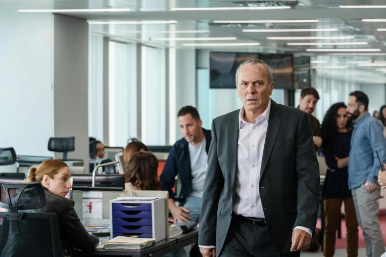 Esta serie original de Netflix, compuesta por ocho episodios, narra el accidentado retorno de Federico Seligman al mundo empresarial. Tras verse obligado a retirarse de su prestigiosa compañía de comunicación por motivos de salud, Federico regresa dos años después para encontrarse con una realidad devastadora. El legado que con tanto esfuerzo construyó para sus hijos se ha distorsionado por completo; bajo el mando de sus herederos, la empresa ha tomado un rumbo que él aborrece profundamente. Al enfrentarse a sus hijos, descubre con dolor que se han convertido en auténticos desconocidos ante sus ojos. Empieza entonces para el padre y empresario una lucha por enmendar los errores cometidos por sus hijos y salvar su legado.